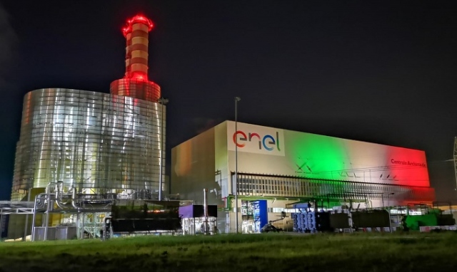 Priolo, la centrale Enel Archimede illuminata con i colori della bandiera italiana