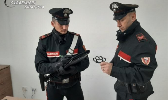 Augusta, con tirapugni in auto: denunciato 29enne