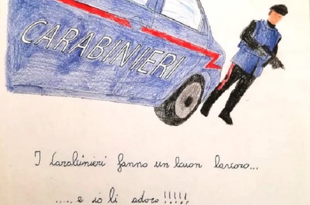 Siracusa, disegni dai bambini ai Carabinieri: "Fanno un buon lavoro"