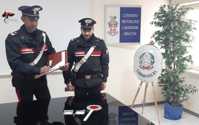 Floridia, in casa due confezioni termosaldate di cocaina: arrestato un uomo per spaccio