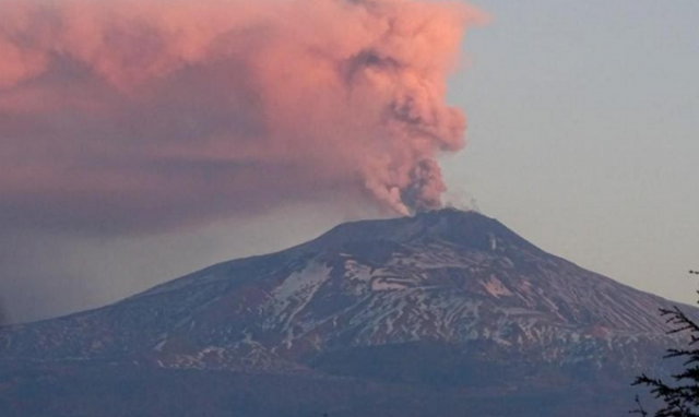 Catania, colata lavica sommitale sul'Etna