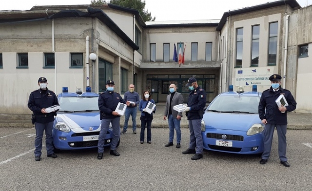 Siracusa, la Polizia consegna tablet e pc a studenti della Scuola “Archimede”