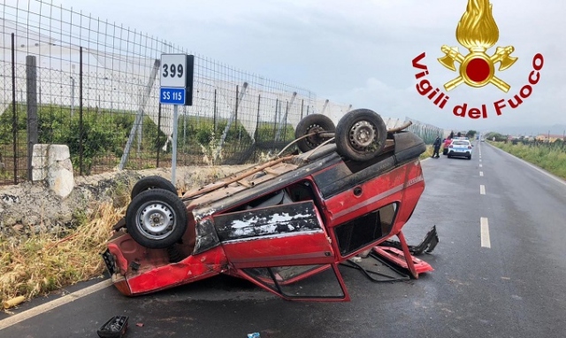 Siracusa, incidente autonomo sulla SS 115: auto finisce capovolta