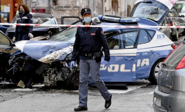 Napoli, tenta di bloccare un furto: poliziotto muore