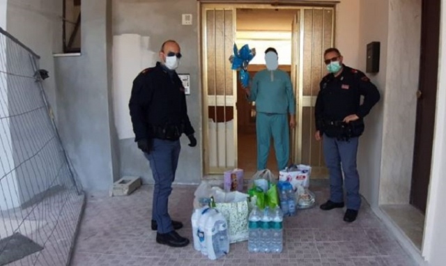 Siracusa, famiglia in difficoltà: i poliziotti la riforniscono di beni di prima necessità