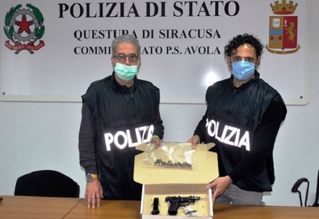 Avola, nascondeva nella cucina di casa una pistola e marijuana: arrestato 22enne. IL VIDEO