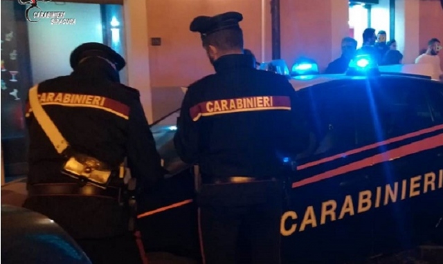Sortino, molesta i clienti di un bar e aggredisce i carabinieri: arrestato
