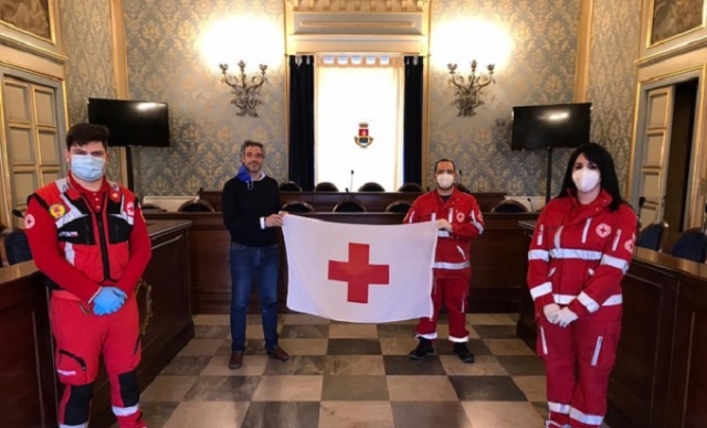 Venerdì la Croce Rossa rende omaggio al suo fondatore Hanry Dunant e come ogni anno una piccola delegazione di volontari consegna al sindaco Luca Cannata la bandiera Cri da esporre sul balcone del Comune