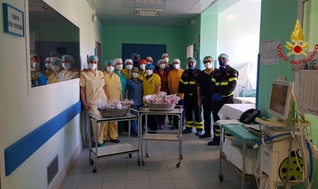 Siracusa, doni per grandi e piccini all'Umberto I consegnati dai Vigili del Fuoco