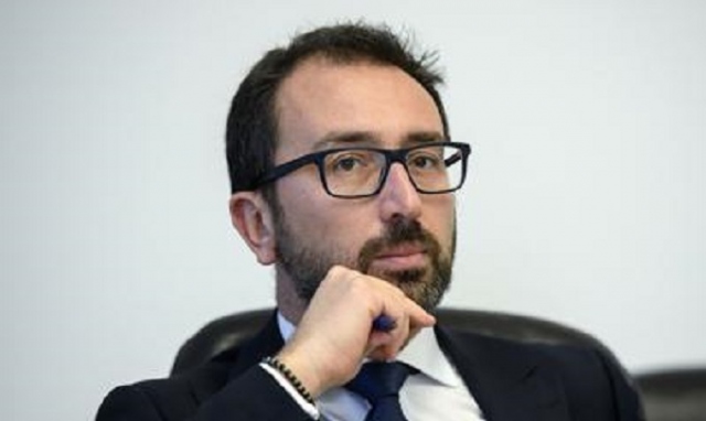 Covid-19, Via libera al "Decreto boss": stretta sui permessi