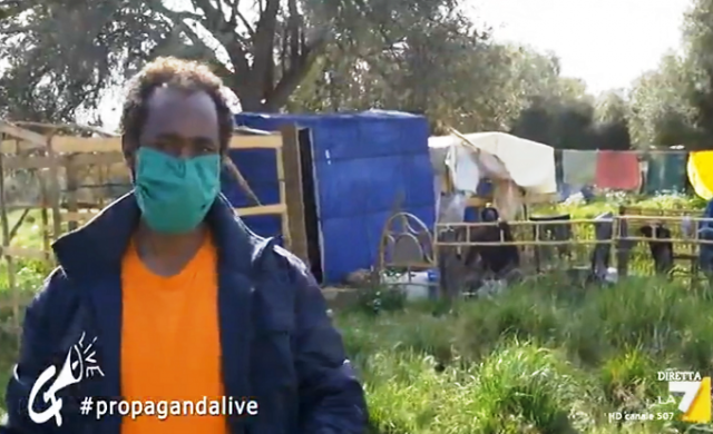 Siracusa, i braccianti di Cassibile ai microfoni La7: "Dopo la guerra e il mare, il Coronavirus non fa paura". Padre Carlo "Più tutele per loro". VIDEO
