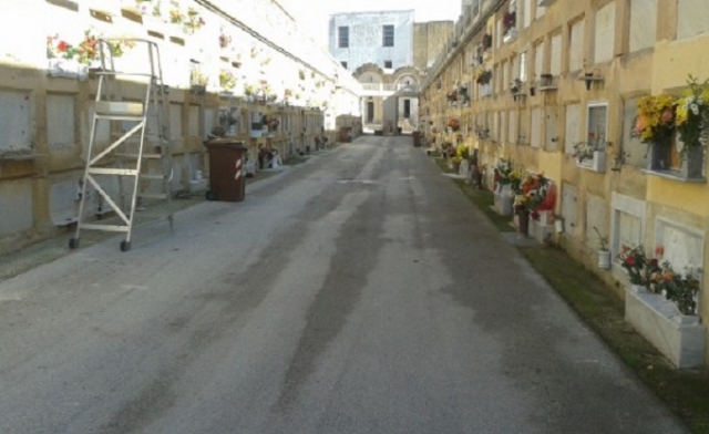 Noto, aggredisce il guardiano per entrare nel cimitero chiuso: denunciato
