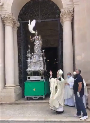 Siracusa, Festa del Patrocinio di Santa Lucia: il simulacro in una piazza Duomo deserta