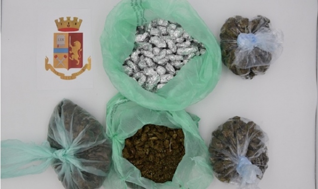 Siracusa, trovato in possesso di 250 grammi di marijuana e materiale per il confezionamento delle dosi: arrestato 30enne