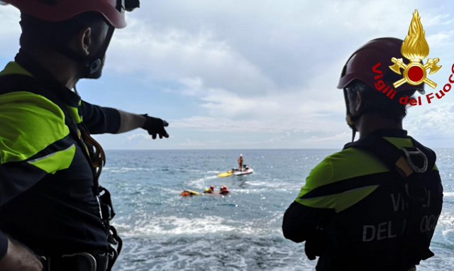 Siracusa, addestramento dei vigili del fuoco sulla scogliera: simulato il recupero di una persona
