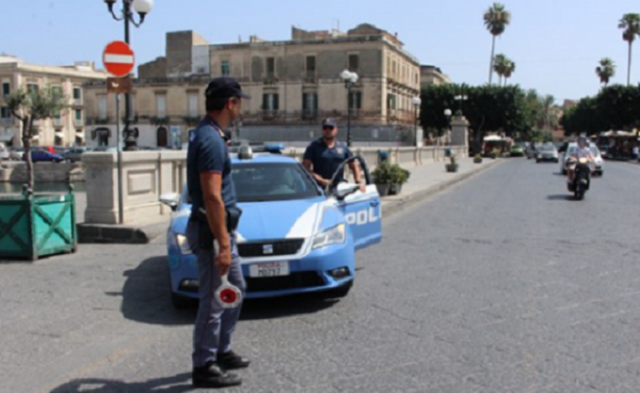 Siracusa, si ferma all'Alt della Polizia e poi fugge: viene inseguito e bloccato