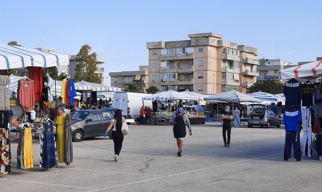 Siracusa, ripartita la fiera del mercoledì: tutti gli ambulanti al piazzale Sgarlata tra mascherine e distanziamento sociale