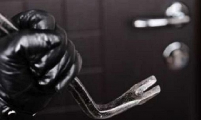 Noto, furto aggravato in abitazione: denunciati in due