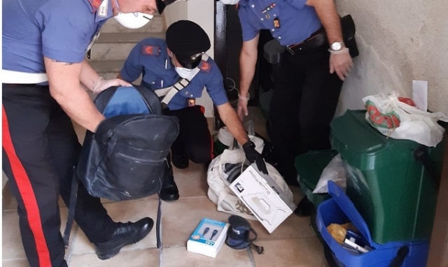 Siracusa, furto aggravato in abitazione: due giovani ai domiciliari