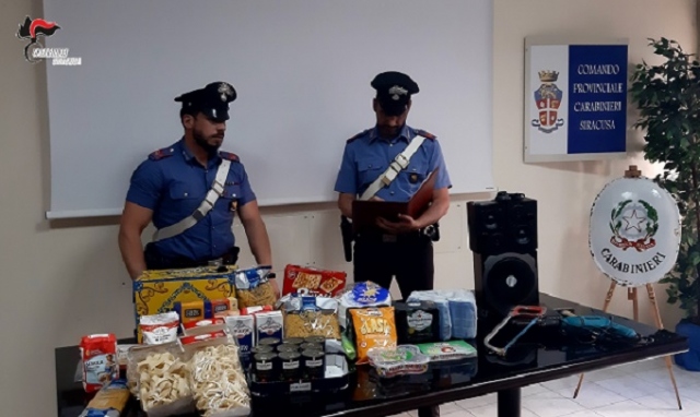 Siracusa, fa razzia in un garage: bloccato mentre si allontana con la refurtiva