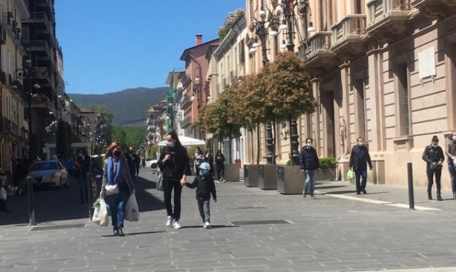 Fra 3 giorni verifica su curva dei contagi: un algoritmo indicherà se allentare o no