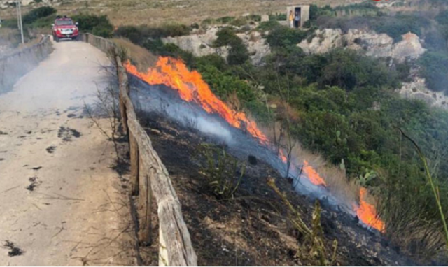 Siracusa, incendio di sterpaglie alla pista ciclabile