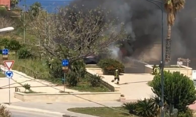 Siracusa, a fuoco chiosco di via Riviera Dioniso il Grande