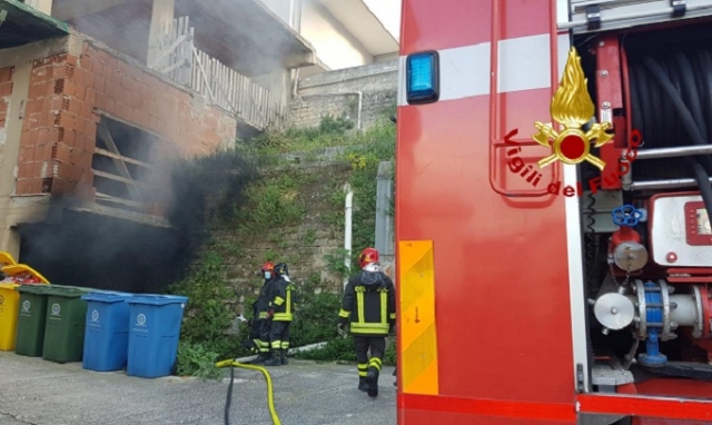 Mellili, incendio d'auto in un seminterrato intervento dei vigili del fuoco