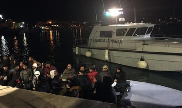 Lampedusa, 2 sbarchi per 136 migranti