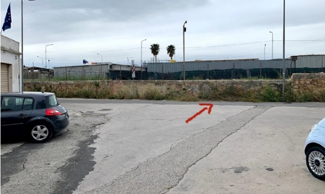 Nel Siracusano, bidone danneggia una jaguar a causa del vento: per l'assicurazione non era abbastanza forte