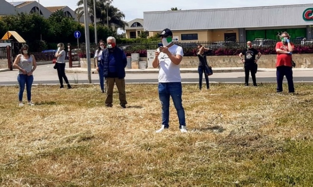Arriva in Sicilia la protesta delle "mascherine tricolori", a Siracusa manifestazione in piazza Ernesto Cosenza