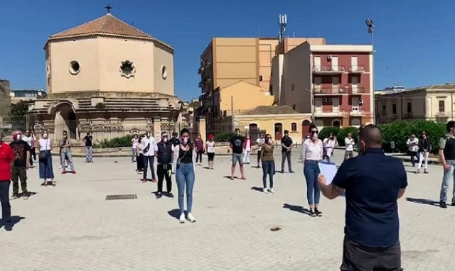 Siracusa, quarto sabato di protesta delle mascherine tricolori