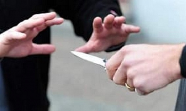 Siracusa, minaccia di morte la compagna per avere 10 euro per la droga