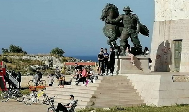 Siracusa, assembramenti al Monumento ai caduti: il sindaco fa appello ai giovani