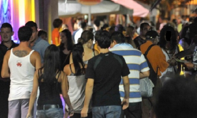 Fase 2, movida indisciplinata: si arruolano 60.000 volontari per i controlli