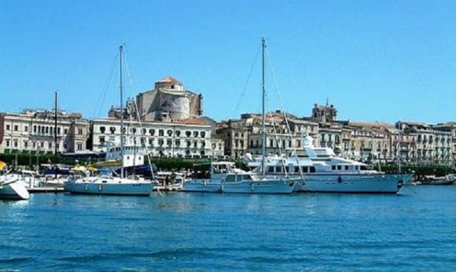 Siracusa, moria di pesci al Porto piccolo: gettati da un venditore abusivo