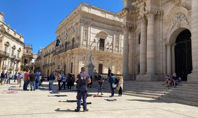 Siracusa, protesta simbolica dei ristoratori: grembiuli per terra e confronto con il sindaco Francesco Italia