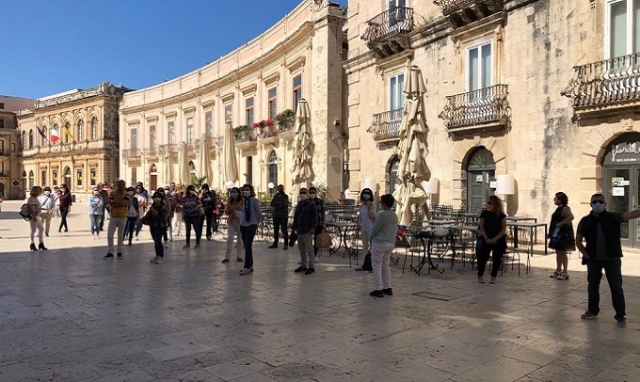 Siracusa, vertenza Ideal Service: presidio dei lavoratori in piazza Duomo