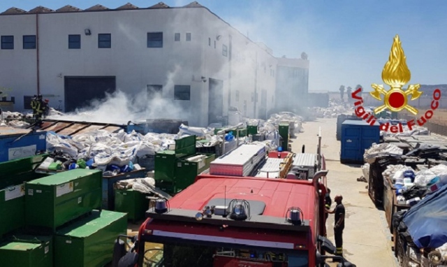 Siracusa, incendio in un magazzino di riciclo della plastica