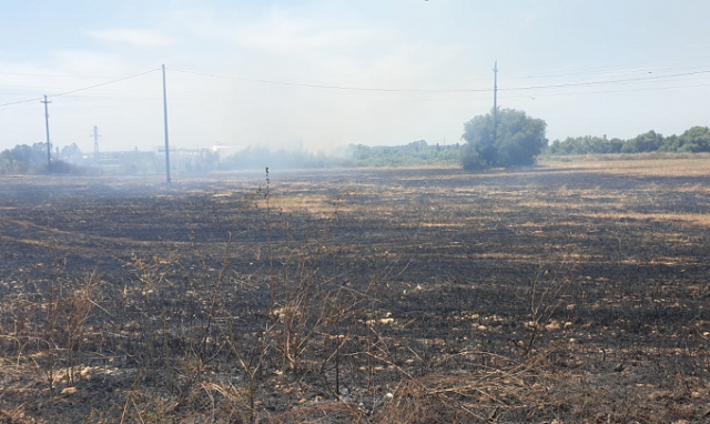 Siracusa, vasto incendio nelle campagne di fronte al cimitero