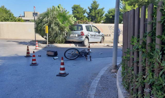 Siracusa, incidente stradale all'incrocio tra viale Epipoli e via Grotticelle: coinvolti un ciclista e un automobilista