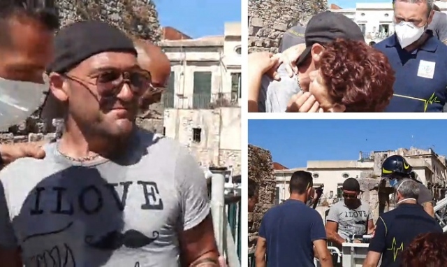 Siracusa, Alessandro scende dalle mura del Tempio di Apollo: la tensione si scioglie nell'abbraccio con la madre