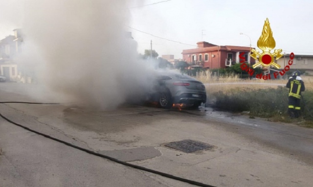 Siracusa, auto in fiamme in via Monte Frasca