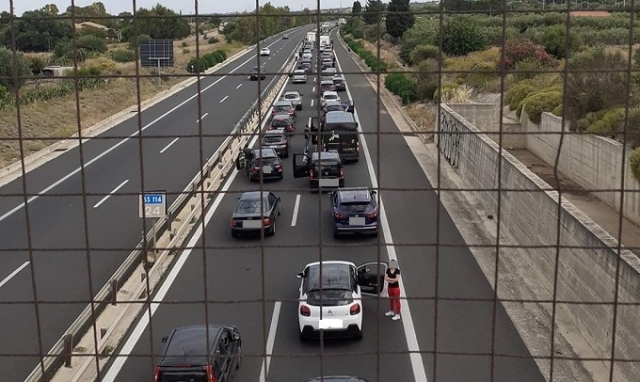 Autostrada Siracusa-Catania, auto contro autocarro: traffico in tilt