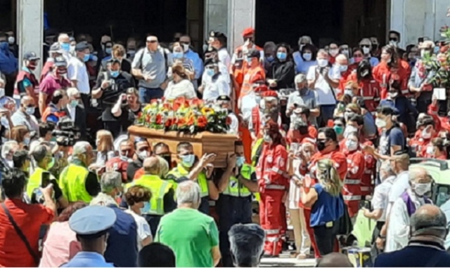 Siracusa, l'ultimo saluto a Gianfranco Napolitano: ambulanze a sirene spiegate in corteo