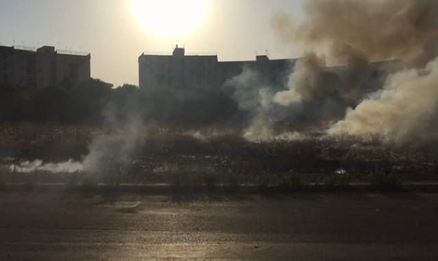Siracusa, incendio in via Algeri: in cenere vasta area di sterpaglie
