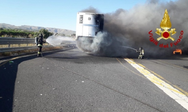 Noto, rimorchio di un autoarticolato distrutto da un incendio