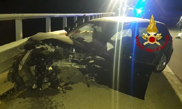 Incidente stradale sulla Casibile- Canicattini Bagni: un uomo estratto dalle lamiere dai Vigili del fuoco