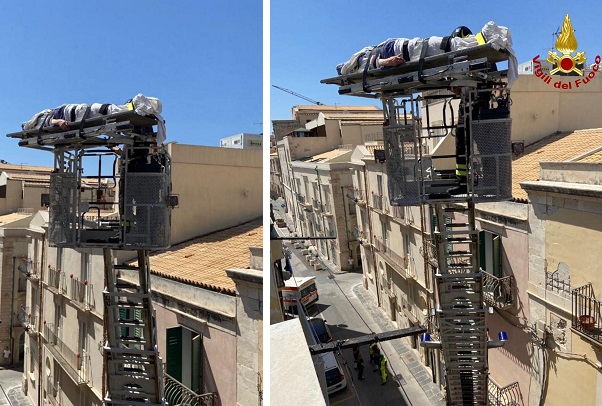 Siracusa, intervento a supporto del 118 per trasportare un'anziana in ospedale