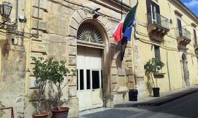 Noto, ruba 250 euro dalla cassa di un supermercato e finisce in carcere